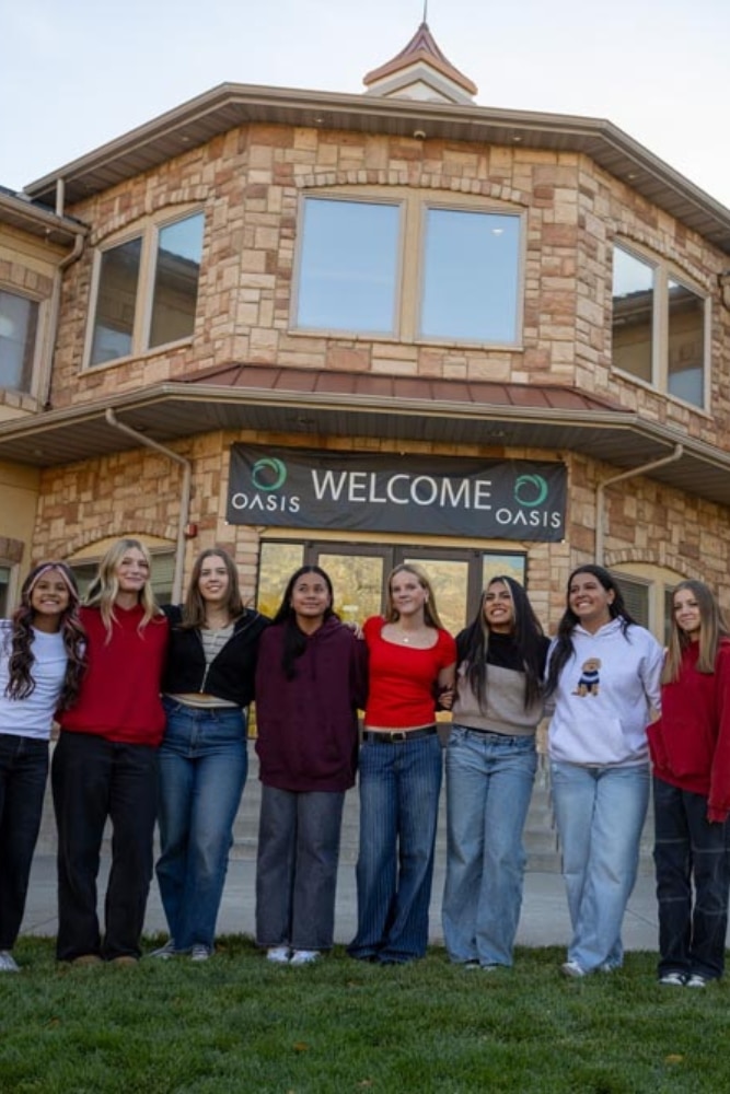 Oasis girls outside group 667x1000